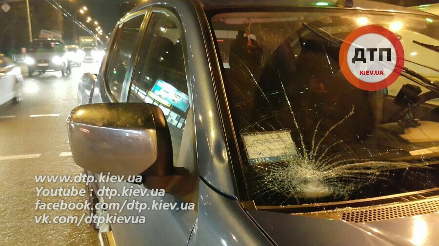 В Киеве возле Соломенского рынка на пешеходном переходе внедорожник сбил семью - фото 21444