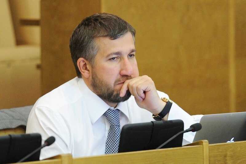 Как депутат Григорий Аникеев и оперный певец Санан Абдулаев связаны с незаконным задержанием россиян