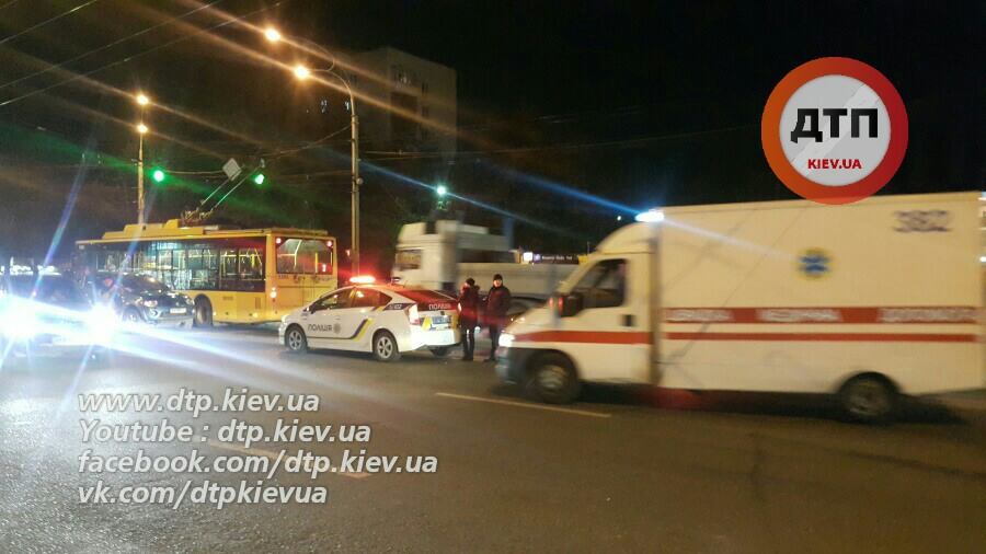 В Киеве возле Соломенского рынка на пешеходном переходе внедорожник сбил семью - фото 21445